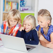 drei mädchen schauen auf laptop