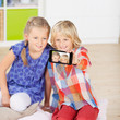 mädchen fotografieren sich mit dem handy