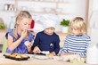 drei süße mädchen backen törtchen