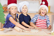 Foto: drei mädchen in der weihnachtsbäckerei drei mädchen in der weihnachtsbäckerei
