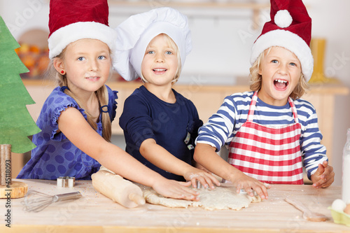 Photo: drei mädchen in der weihnachtsbäckerei drei mädchen in der weihnachtsbäckerei