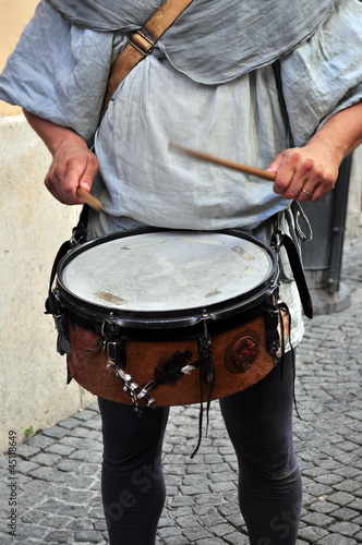 Photo: suonatore di tamburo in abiti medievali suonatore di tamburo in abiti medievali