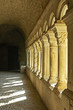 Colonne di un vecchio monastero francese al tramonto