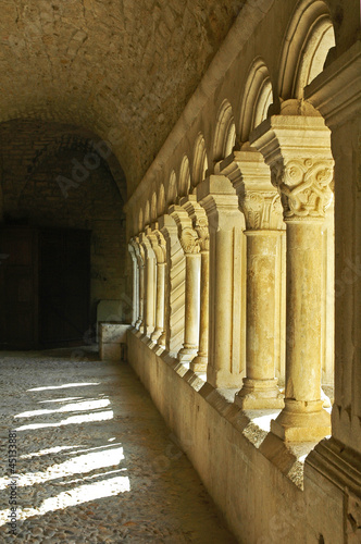 Photo: Colonne di un vecchio monastero francese al tramonto Colonne di un vecchio monastero francese al tramonto