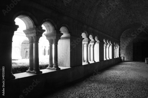Photo: Interno di un monastero francese in bianco e nero Interno di un monastero francese in bianco e nero
