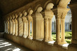 Colonne di un vecchio monastero francese al tramonto