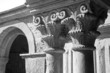 Capitello in bianco e nero di un monastero in Francia