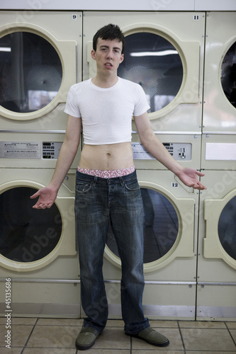 Photo: man wearing a shrunken t-shirt man wearing a shrunken t-shirt