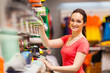 Foto: sportswear shop assistant portrait inside store sportswear shop assistant portrait inside store