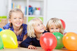 drei mädchen spielen mit bunten luftballons