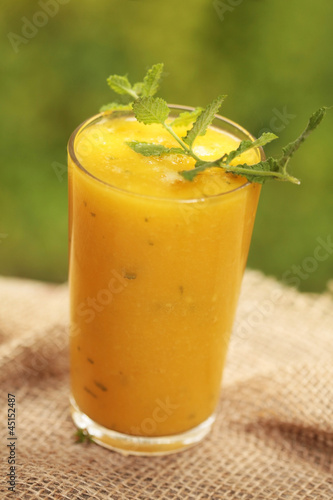 Photo: gelber Smoothie mit Minze gelber Smoothie mit Minze