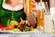 Leute in Tracht essen in bayerischem Restaurant