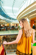 Junge Frau beim Shoppen in einer Mall