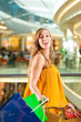 Junge Frau beim Shoppen in einer Mall