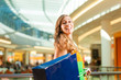 Junge Frau beim Shoppen in einer Mall