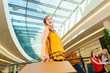 Junge Frau beim Shoppen in einer Mall