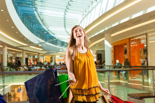 Photo: Junge Frau beim Shoppen in einer Mall Junge Frau beim Shoppen in einer Mall