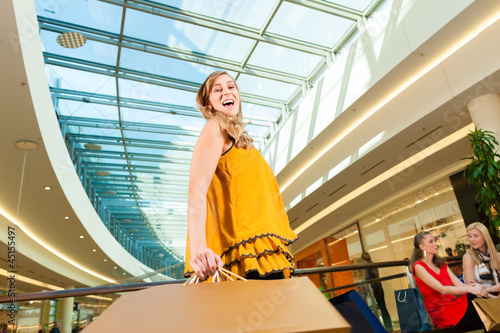 Photo: Junge Frau beim Shoppen in einer Mall Junge Frau beim Shoppen in einer Mall