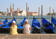 Foto: Children in Venice in fron at S. Giorgio Island - Italy Children in Venice in fron at S. Giorgio Island - Italy