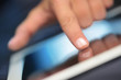 Doigt sur tablette tactile