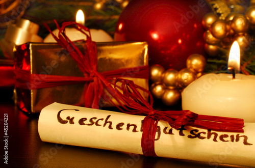 Photo: Geschenkgutschein auf dem Gabentisch Geschenkgutschein auf dem Gabentisch