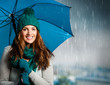 Foto: Mädchen mit Regenschirm, lachend Mädchen mit Regenschirm, lachend