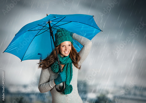 Photo: umbrella 03/Mädchen mit Schirm im Regen umbrella 03/Mädchen mit Schirm im Regen