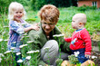 Oma mit 2 Enkeln im Garten