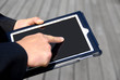 homme utilisant un Ipad