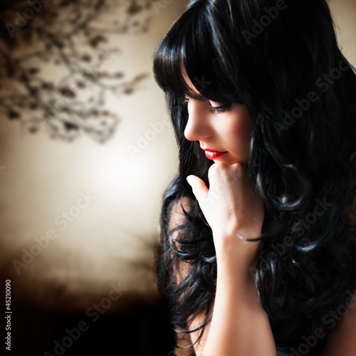 Photo: attraktive schwarzhaarige Frau attraktive schwarzhaarige Frau