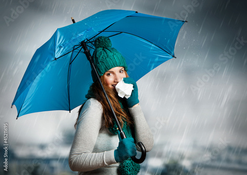 Photo: umbrella 01/Mädchen mit Regenschirm schneuzt sich umbrella 01/Mädchen mit Regenschirm schneuzt sich