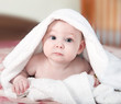 Foto: Little baby under white towel Little baby under white towel