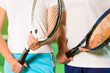 Frauen spielen Tennis im Fitnessstudio