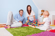 Familie spielt mit baby im kinderzimmer