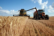 Récolte du blé :  moissoneuse et tracteur