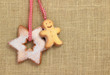 weihnachtliche Anhänger auf rustikalem Hintergrund