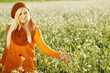 Hübsche blonde Frau in der Natur
