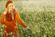 Hübsche blonde Frau in der Natur