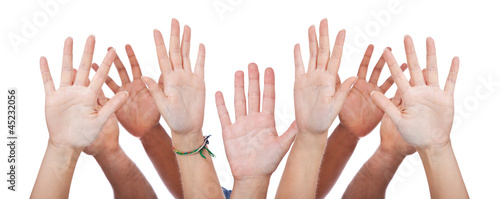 Photo: Diverse Personen strecken ihre Hände hoch Diverse Personen strecken ihre Hände hoch