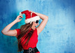 missis santa 13_2/tanzendes Santagirl vor alter Mauer