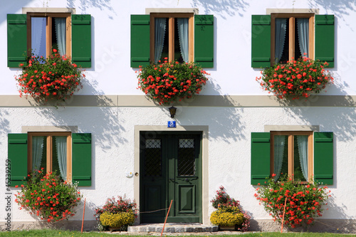 Photo: Bauernhaus mit Blumenkästen Bauernhaus mit Blumenkästen