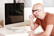 Designer in seinem Büro mit Computer