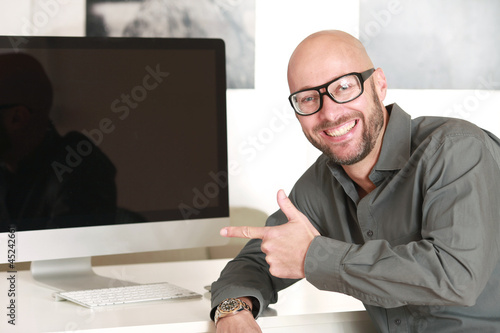 Photo: Geschäftsmann vor dem Computer Monitor Geschäftsmann vor dem Computer Monitor