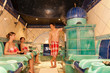 Drei Freunde in der Sauna eines Thermalbades