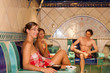 Drei Freunde in der Sauna eines Thermalbades