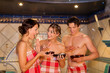 Drei Freunde in der Sauna eines Thermalbades