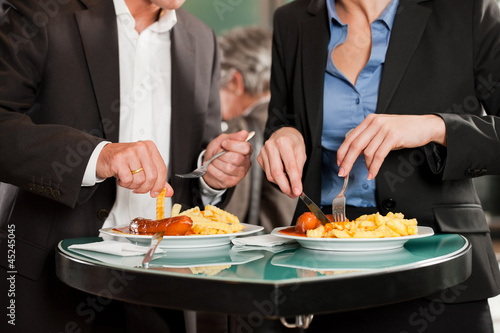 Photo: Paar beim Mittagsimbiss Currywurst Paar beim Mittagsimbiss Currywurst