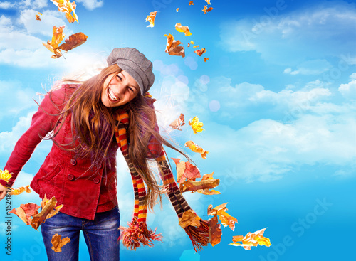 Photo: Mädchen im Wind mit bunten Herbstblättern / active autumn 08 Mädchen im Wind mit bunten Herbstblättern / active autumn 08
