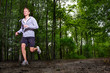 sportlicher teenager geht joggen