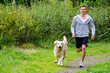 Foto: student joggt mit hund student joggt mit hund